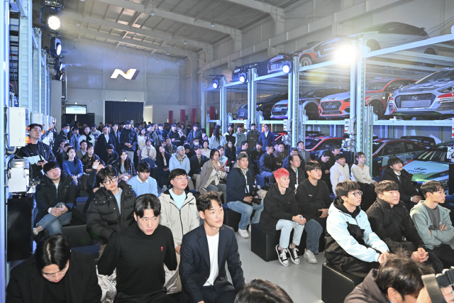 현대 N 페스티벌 2024시즌에 출전한 선수 및 대회 관계자들이 지난 14일 경기 의왕시에 위치한 현대 N 아카이브에서 열린 '현대 N 페스티벌 2024시즌 종합 시상식'에 참여하고 있다. 현대차 제공